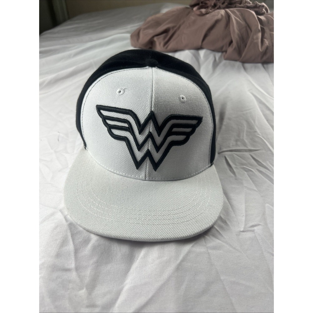 SIX FLAGS WONDER WOMAN Snapback Hat Unisex Adult White‎ Black Adjustable Cap